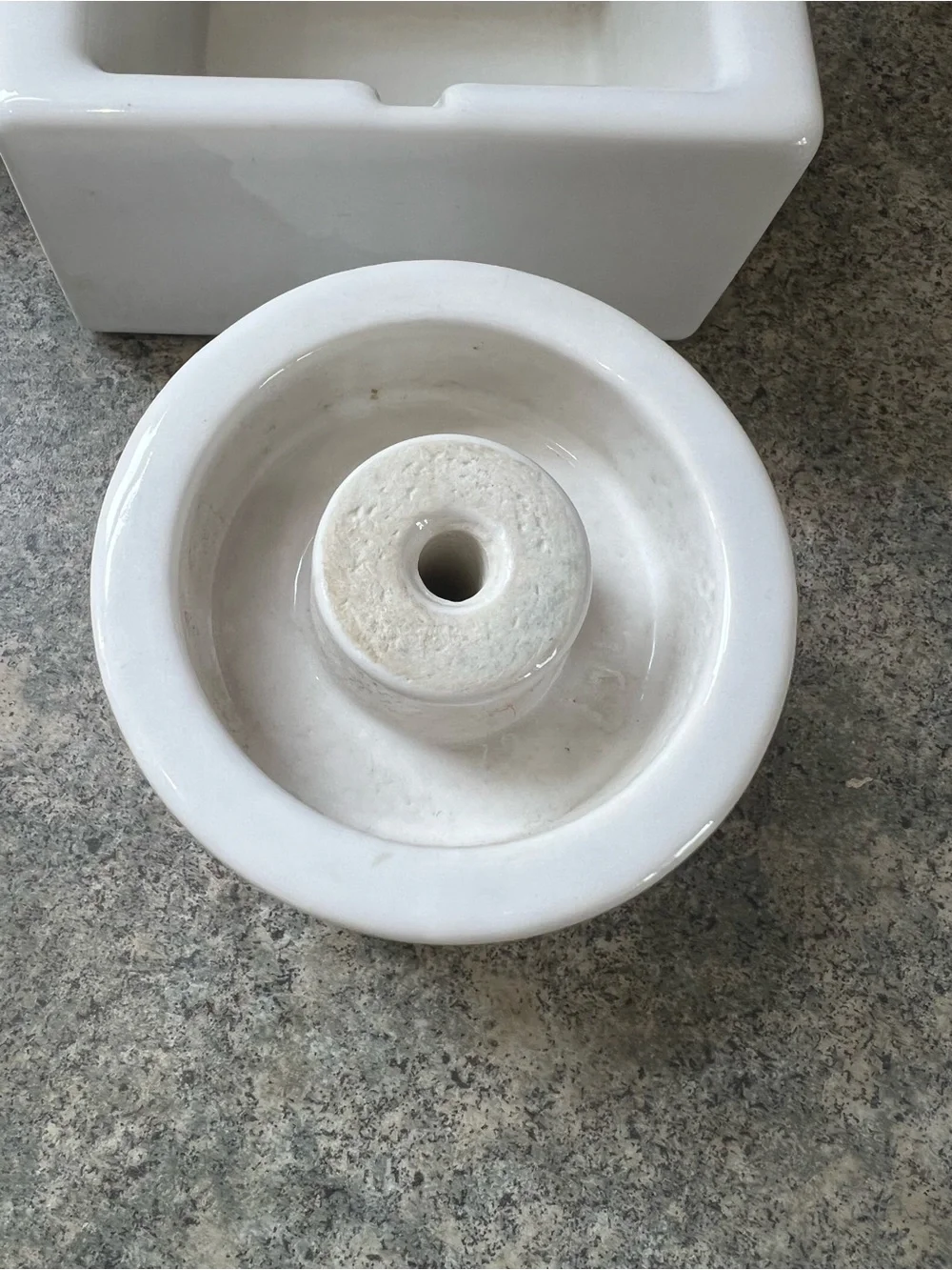 VINTAGE IDL SENIOR MOISTENER WHITE PORCELAIN ENVELOPE/ STAMP ROLLER MADE IN USA